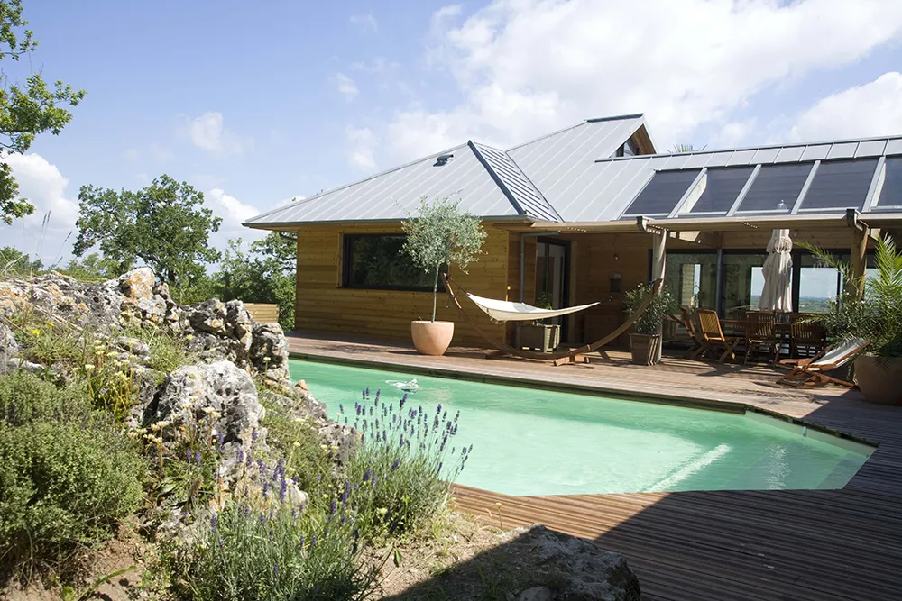 Maison en bois avec terrasse ouverte sur piscine