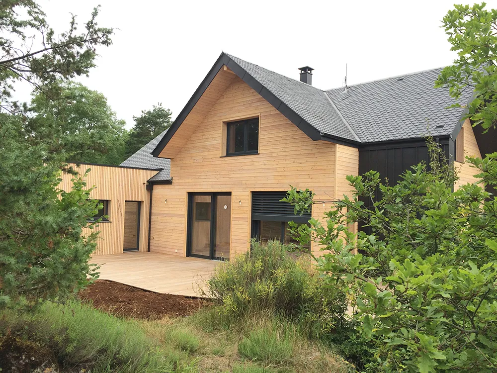 Maison en bois en Aveyron avec spa sur la terrasse