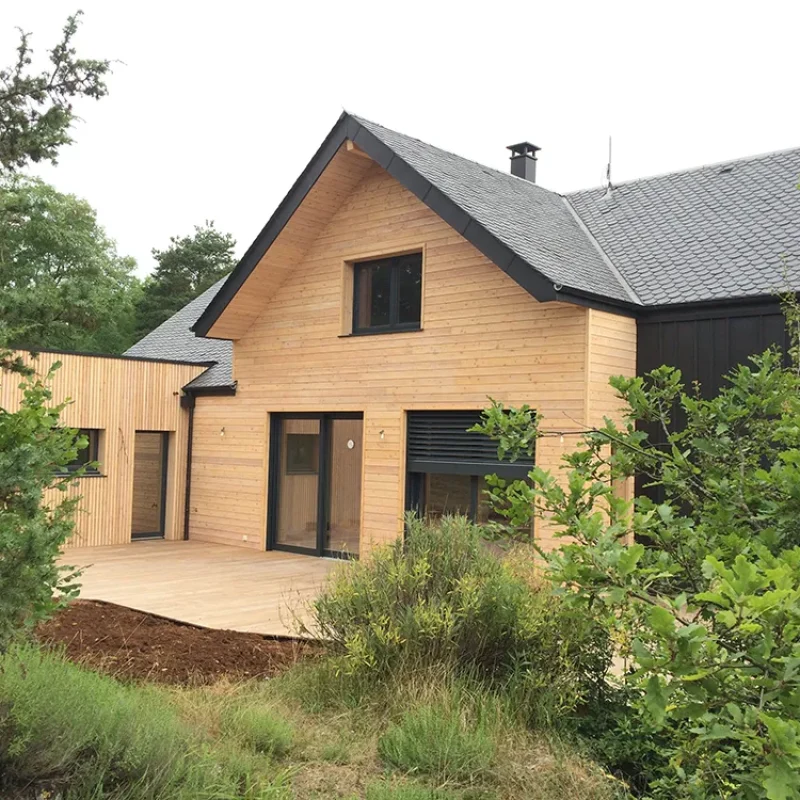 Maison en bois en Aveyron avec spa sur la terrasse