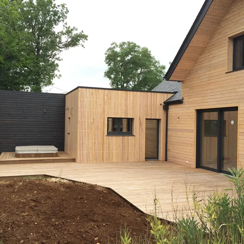 Maison en bois en Aveyron avec spa sur la terrasse