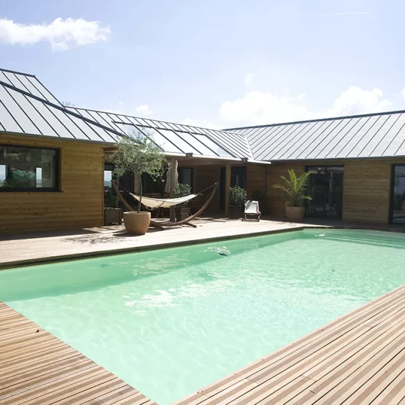 Maison bois avec grande terrasse ouverte et piscine