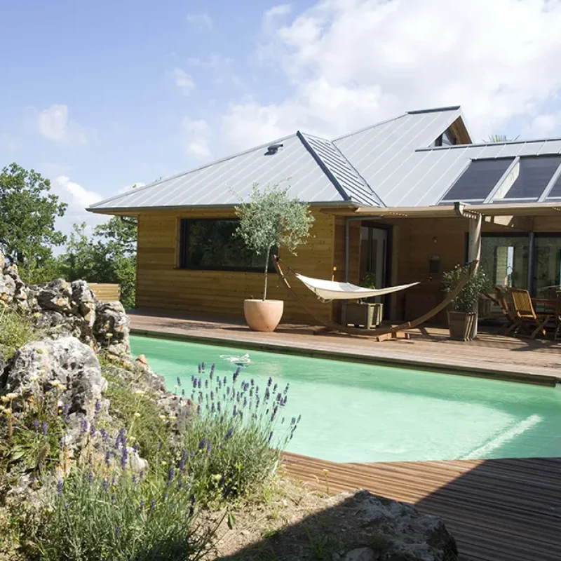 Maison en bois avec terrasse ouverte sur piscine